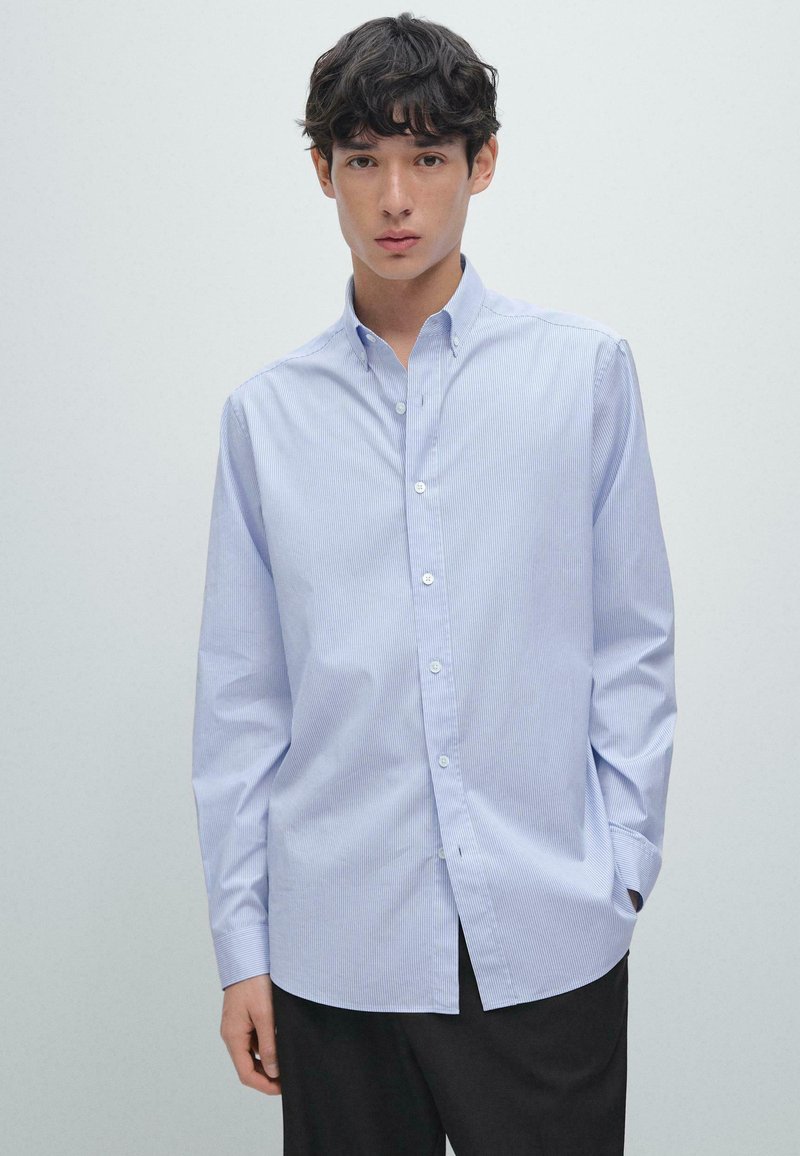 Camicia button-up a righe blu chiaro, maniche lunghe, colletto classico, realizzata in tessuto morbido, con orlo dritto e polsini abbottonati.
