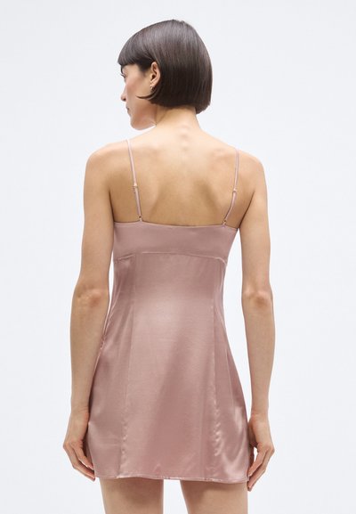 Satininė rožinė suknelė su plonais reguliuojamais petnešėlėmis, išplatintu kirpimu ir lygiu paviršiumi, atvira nugara ir pečiais.