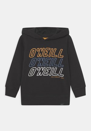 Sweat à capuche noir avec "O'NEILL" imprimé trois fois en orange, bleu et blanc, et "CALIFORNIA USA." en petit texte orange en dessous.