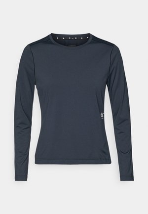 Tamnosiva sportska majica dugih rukava od glatkog materijala, s okruglim izrezom i suptilnim detaljima na ramenima.