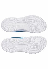 Blå atletiske sko med en struktureret mesh-overdel og en hvid gummi ydersål, der har et bølget mønster for greb og dæmpning.