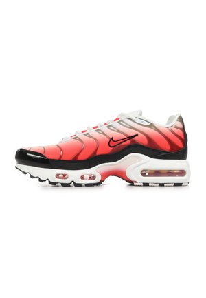 Nike Air Max sneaker in wit en rood met zwarte accenten en zichtbare luchtvering, getoond tegen een witte achtergrond.