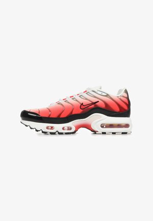 Baskets Nike Air Max en blanc et rouge avec des accents noirs et un amorti visible, présentées sur fond blanc.