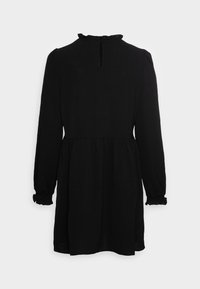 Svart klänning med lång ärm, rund hals, volangkrage och elastiska ärmslut. Har en midja med smocking och en draperad kjoldesign.