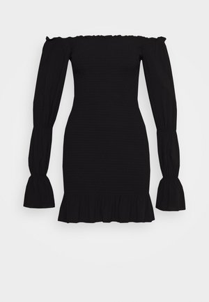 Robe noire épaules dénudées avec manches longues bouffantes et poignets à volants, corsage ajusté et ourlet à volants.