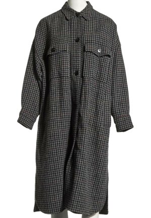 Long manteau en laine avec motif pied-de-poule noir et gris, manches longues, fermeture à boutons sur le devant, col et deux poches poitrine boutonnées.