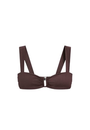 Mørkebrun bikini top med brede stropper og en central metal spænde, med let rynkede detaljer foran i midten.