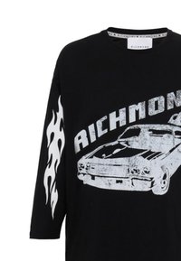 Maglietta nera a maniche lunghe con grafiche bianche a fiamma sulla manica e una grafica bianca sgualcita di un'auto con il testo "RICHMOND" sul petto.