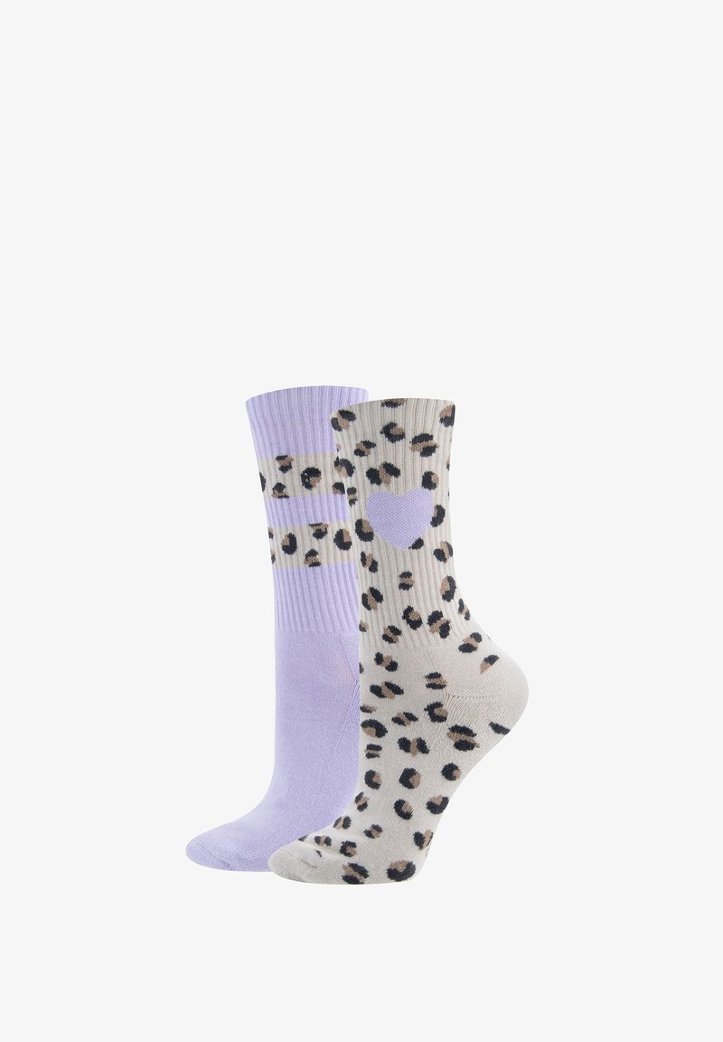 Chaussette rayée lavande avec texture côtelée à côté d'une chaussette beige avec des taches léopard noires et un accent cœur violet. Tissu doux et extensible.
