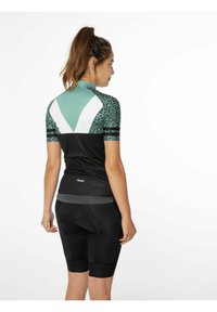 Korte mouwen fietsshirt in teal, wit en zwart met leopleopard print accenten. Getailleerd ontwerp, vochtafvoerende stof, elastische tailleband.