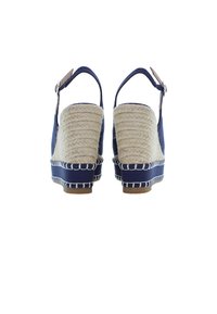 Námořnické espadrilky na platformě s pleteným juteovým podpatkem, nastavitelným páskem na kotníku a bílým prošitím podélně po podrážce.