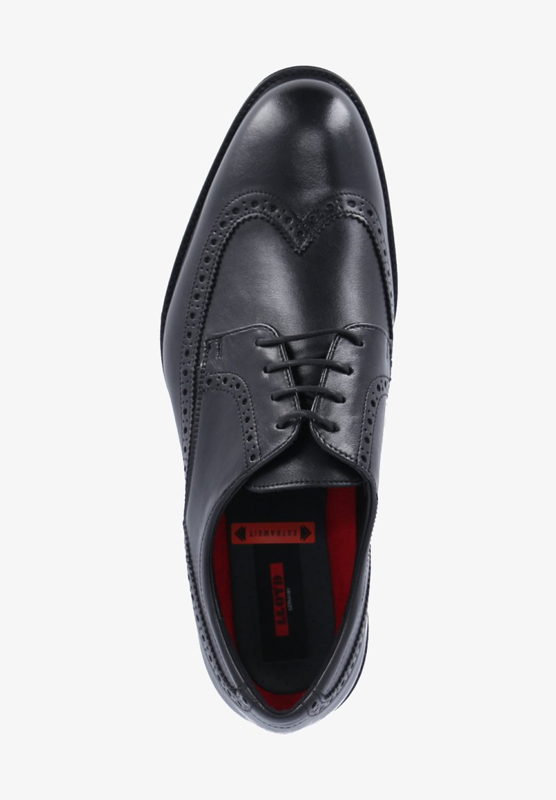 Zwarte leren dress shoe met brogue details, vetersluiting en een rode gevoerde binnenkant. Glad textuur en slanke vorm.