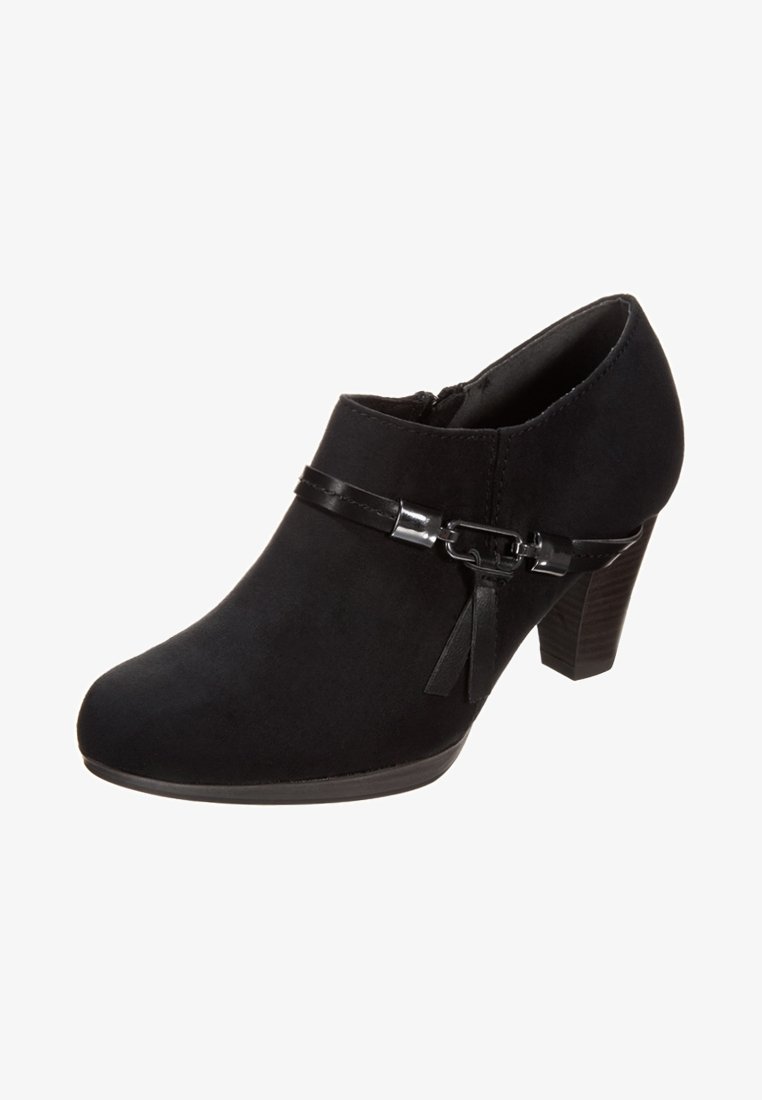 Bottines noires en daim avec un bout rond, fermeture éclair sur le côté, et une sangle en cuir décorative avec boucle. Talon empilé.