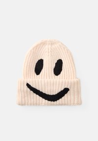Gorro de malha em rosa claro suave com uma textura canelada. Apresenta um rosto sorridente preto bordado e dois olhos. Design com dobra na parte inferior.