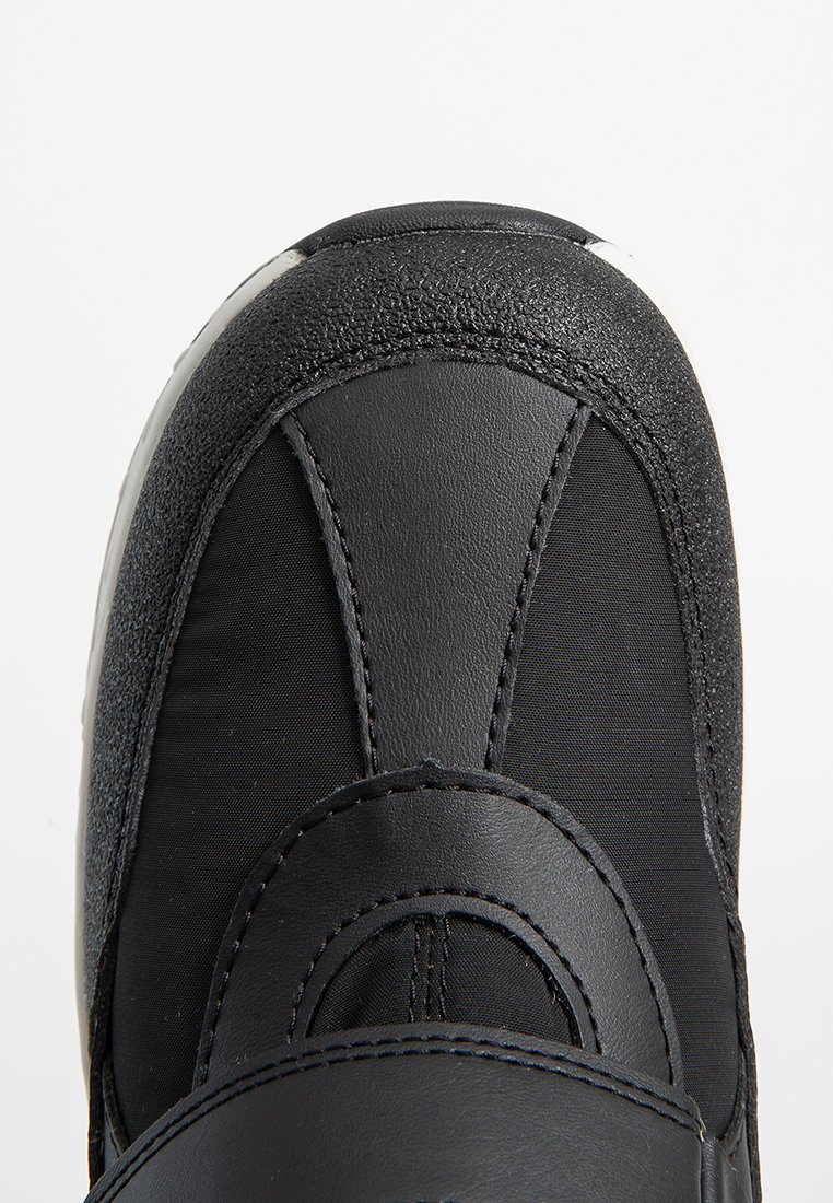 Schwarzer Sportschuh mit einem Obermaterial aus strukturiertem Leder und glattem Stoff. Verfügt über einen gepolsterten Schaftrand, eine verstärkte Zehenpartie und eine kontrastierende Sohle.