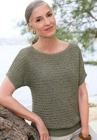 Olijfgroen gebreid topje met korte mouwen, met een gestructureerd patroon en een ronde halslijn. Draag het met lichtgekleurde broeken en houten accessoires.