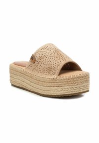 Sandalia de lona beige sin broches con parte superior perforada, plataforma de cuerda de yute y suela de goma. Presenta un diseño curvado y un acento de logo.