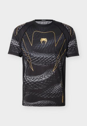 Čierne športové tričko so vzorom šupín hada v šedej farbe, zlaté logo hada so zubami na hrudi a zlaté uhlové čiary na prednej strane a rukávoch.
