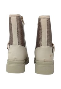 Stivali ankle beige con un pannello in rete metallica testurizzata e dettagli in pelle liscia. Presentano una cerniera e un piccolo fibbia sul lato.