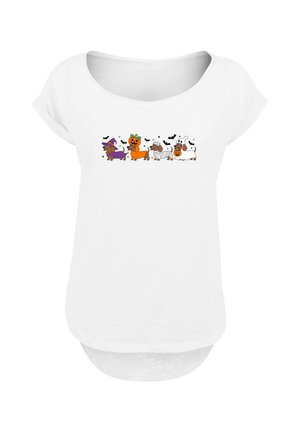 Weißes T-Shirt mit kurzen Ärmeln, das ein farbenfrohes Halloween-Motiv von Cartoon-Hunden in Kostümen zeigt, mit Fledermäusen im Hintergrund.