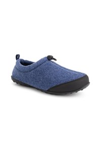 Blauwe vilten slipper met een zwarte rubberen zool en teenkap, voorzien van een verstelbare toggle-sluiting aan de bovenkant en een trekloop aan de hiel.