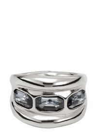 Anillo de plata con un diseño suave y redondeado, decorado con tres piedras preciosas grises rectangulares engastadas en un canal. Acabado reflectante con bordes curvados.