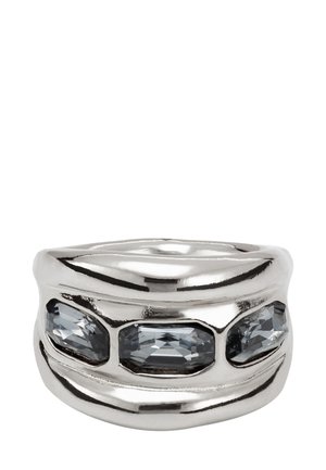 Anillo de plata con un diseño suave y redondeado, decorado con tres piedras preciosas grises rectangulares engastadas en un canal. Acabado reflectante con bordes curvados.