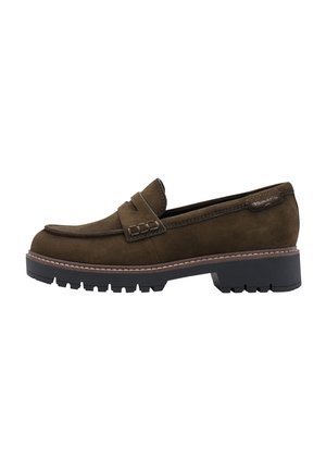 Bruine suède loafer met stikseldetails, dikke zwarte zool en lage hak, zijaanzicht.