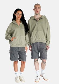 Multiply Apparel OVERSIZE IMPRINTS - Mikina so zipsom - seagrass washed