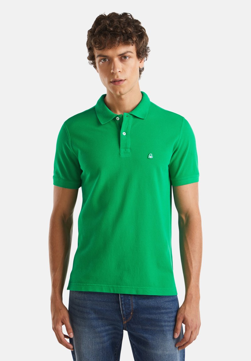Polo verde de algodón con mangas cortas, con cuello y tres botones, adornado con un pequeño logo en el lado izquierdo del pecho.