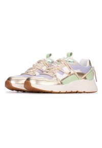 Scarpe sportive realizzate con una combinazione di materiali in oro, verde menta, lavanda e bianco; presentano dettagli testurizzati e più occhielli per i lacci.