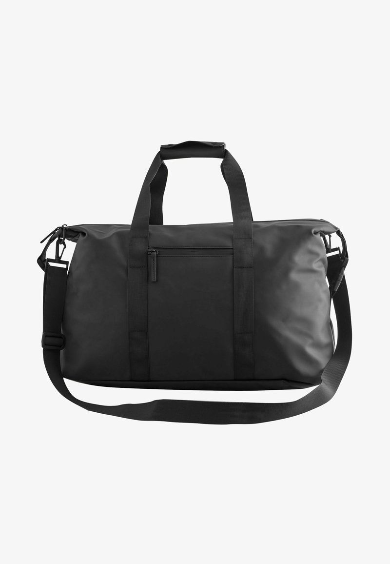 Črn duffel nahrbtnik, izdelan iz gladkega, vodoodpornega materiala. Ima dvojne ročaje, dolg ramenski trak in sprednji žep z zadrgo.