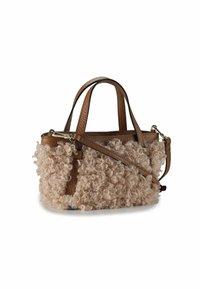 Bolso de mano de cuero marrón con un cuerpo de piel de piel sintética beige de textura rizada. Cuenta con dos asas superiores y una correa de hombro desmontable.
