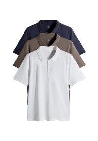 Trije polo majice zložene ena na drugo: bela, rjava in mornarsko modra. Kratki rokavi, ovratnik, tkanina je gladka in lahka. Enostavna zasnova.