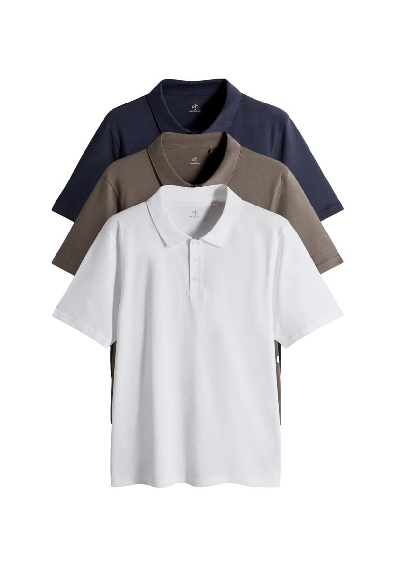 Trije polo majice zložene ena na drugo: bela, rjava in mornarsko modra. Kratki rokavi, ovratnik, tkanina je gladka in lahka. Enostavna zasnova.