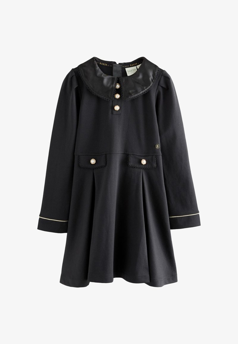 Sort langærmet kjole med satin Peter Pan-krave, perleknapper foran og lommer, plisseret nederdel og diskret hvid kant på ærmerne.