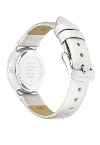 Zilveren horloge met een leren band, gestructureerd afwerking, roestvrijstalen kast, reliëfdetails op de achterkant en een zilveren sluiting. Waterbestendig.
