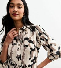 Leichtes, gemustertes Blusenshirt mit einer Mischung aus beigen, braunen und schwarzen abstrakten Formen, mit Knopfverschluss und Puffärmeln.