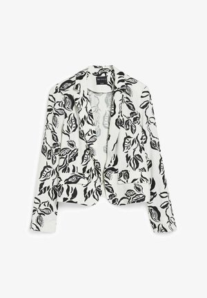 Blazer blanco con estampado de hojas negras, mangas largas, cuello con muesca y dos bolsillos delanteros, colocado plano sobre un fondo blanco.