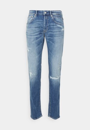 Pantalones vaqueros de mezclilla azul descoloridos con detalles desgastados en los muslos y las rodillas, estilo de cinco bolsillos, cierre con botones y corte recto.