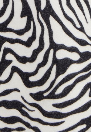 Tessuto a stampa zebra caratterizzato da ampie strisce bianche e nere disposte in un motivo fluido, con una consistenza morbida e una finitura liscia.