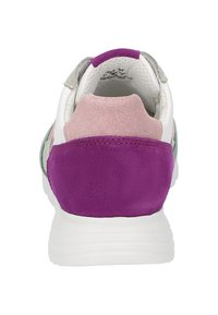 Sneaker mit einem mehrfarbigen Design, das eine lila, rosa und grüne Wildlederferse aufweist. Hellgraue Akzente und eine weiße Sohle runden den Look ab.