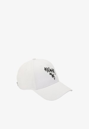 Gorra de béisbol blanca hecha de tela con un texto gráfico negro "ALLSAINTS 94" en la parte frontal. El visera es curvada y el diseño es sin estructura.
