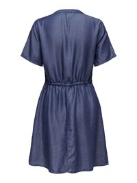 Robe en jean bleu marine à manches courtes avec taille élastique et col, vue de dos.