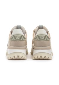 Zapatillas para hombre con un upper de malla y cuero beige, suela gruesa blanca con patrón texturizado y un acento gris en el talón.