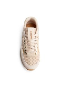 Zapatillas de malla rosas con acentos beige, punta redonda, parte superior texturada y logo dorado. Presenta un diseño de cordones y un cuello acolchado para mayor comodidad.