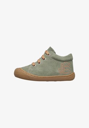 Grüner Wildledersneaker mit braunem Gummisohle, ausgestattet mit fünf Ösen und braunen Schnürsenkeln. Enthält ein oranges Berggrafikdetail an der Seite.