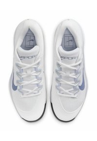 Un paio di scarpe da tennis Nike Vapor bianche con logo swoosh grigio e solette a motivo, viste dall'alto su uno sfondo bianco.