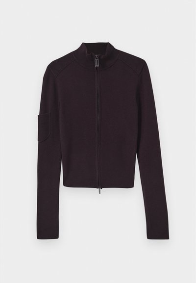 Must mustaga, millel on kõrge krae, ribakujundus õlgadel ja paigutustasku vasakul varrukal. Pehme kootud materjal.