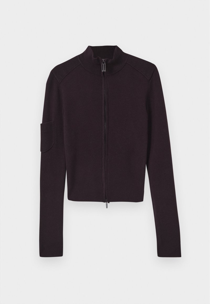 Svart zip-up tröja med hög krage, ribbade detaljer på axlarna och en ficka på vänster ärm. Mjukt stickat material.